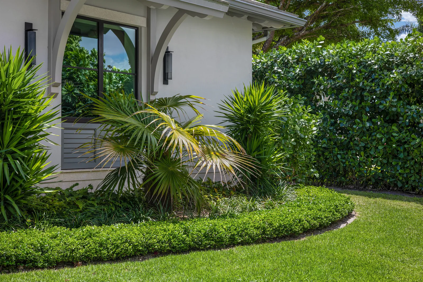 Finished frontage planting, by Power Group Care in Palm Beach County